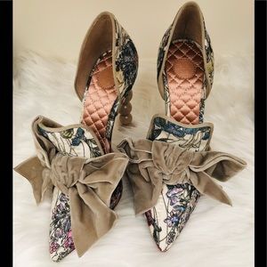 Tory Burch heels shoes size 5 . Hard to find .